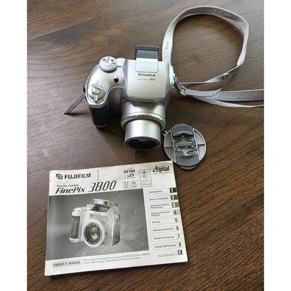 Fuji Finepix 3800 digital camera 3.2 meg pix, 706X optical zoom - Picture 1 of 16